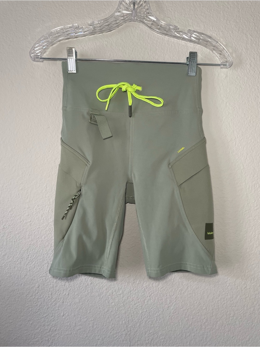Lululemon Cargo Super-High-Rise Hiking Short 8" Laurel Green Size : 4